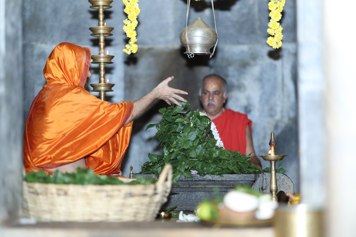 #ಸ್ವಭಾಷಾ_ಚಾತುರ್ಮಾಸ್ಯ - ದಿನ 40
ಮರೆತುಹೋದ ಮನೆಮಾತನ್ನು ಮರಳಿ ನೆನಪಿಸಿಕೊಡುವ ಮಹಾಪರ್ವ

*ಸ್ವರ್ಣಪಾದುಕಾ ಪೂಜೆ: ಗುಡಿಗಾರ ಸಮಾಜ
*ಮಲ್ಲಿಕಾರ್ಜುನ ಸನ್ನಿಧಿಯಲ್ಲಿ ಶತರುದ್ರಾಭಿಷೇಕ ಸಹಿತ ಲಕ್ಷ ಬಿಲ್ವಾರ್ಚನೆ ಮತ್ತು ಯಾಮಪೂಜೆ

18-08-2025
ಅಶೋಕೆ, ಗೋಕರ್ಣ

#Swabhasha #Chaturmasya