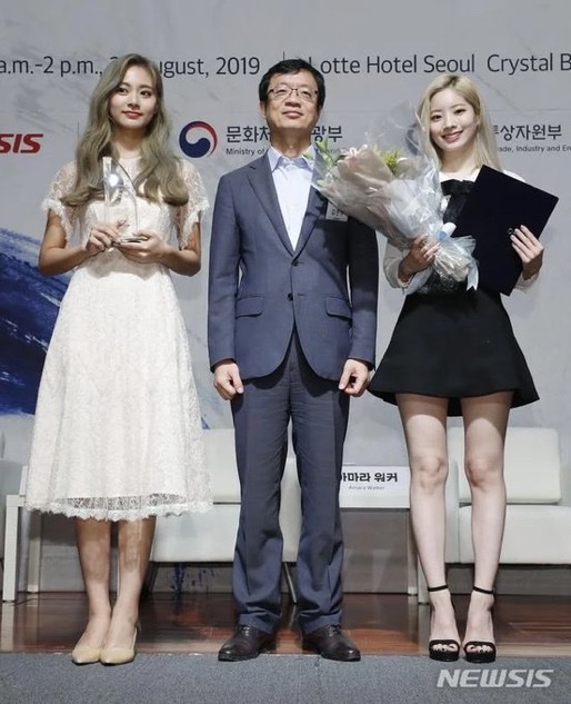 TheePopCore's tweet photo. #TWICE’s Jihyo and Jeongyeon, alongside K-Pop Demon Hunters director Maggie Kang, will meet with South Korean President Lee Jae-Myung to discuss the future of K-Pop on Arirang TV this Wednesday, August 20.

This marks the second time TWICE members have engaged with the South Korean government, following their recognition with a Hallyu Daesang for revitalizing the Japan Hallyu wave.