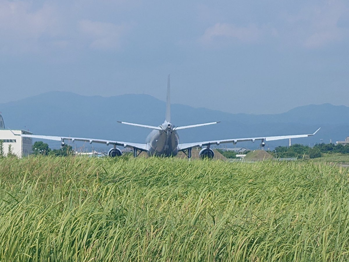 KBFI's tweet photo. 橋以外は下道で来たら徳島空港到着して5分でエンジンスタート、かなりギリギリ😂 自衛隊側から自走アウトで。
RAAF KC-30A/A39-003
T/O 10:15 RWY11
#RJOS https://t.co/nX8LcUOd8X