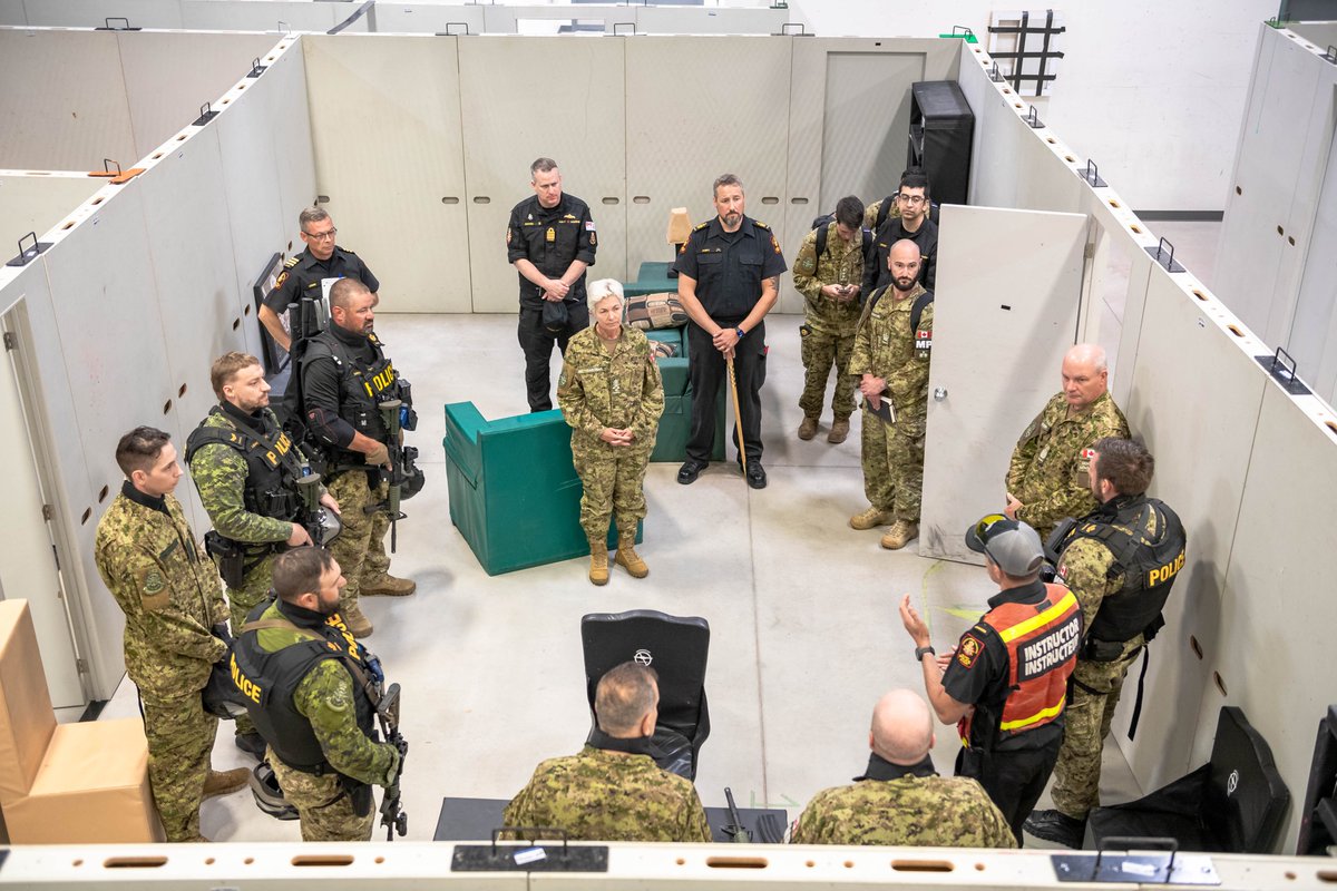 À la BFC Borden, nous aimons souligner le travail essentiel des instructeurs, des formateurs et des membres du personnel de soutien du #GroupeDInstruction de la Génération du personnel militaire et de l’#École de la police militaire de <a href="/ForcesCanada/">Forces armées canadiennes</a>.