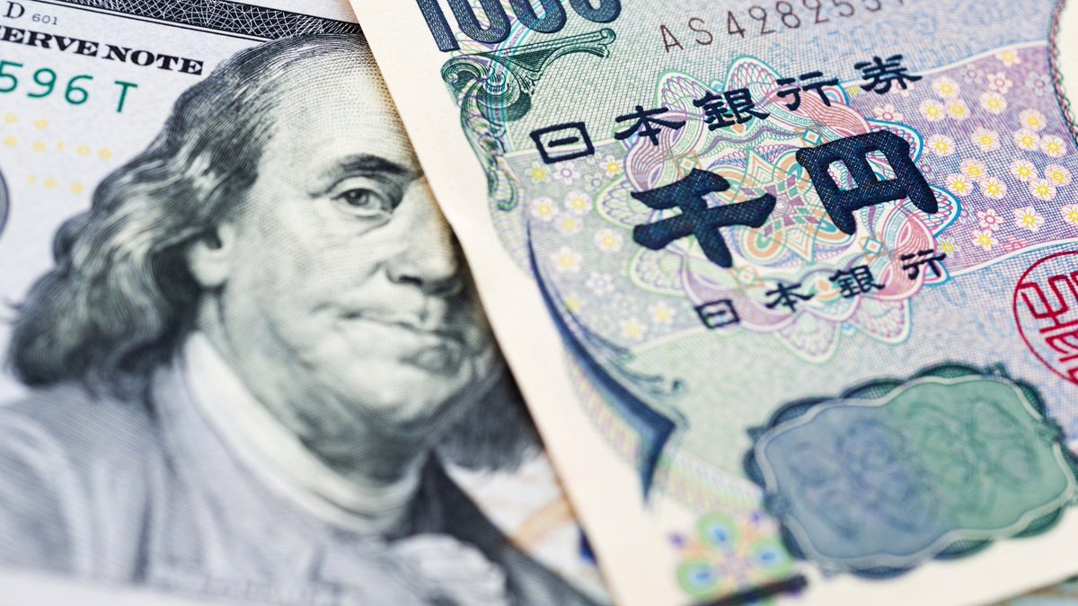 BullTalk_Fx's tweet photo. 💹ドル/円 上値重くレンジ内推移

📈 テクニカル
・先週レンジ：146.22–148.63
・100日線：145.47（下方向サポート）
・200日線：149.24（上方向レジスタンス）
オプション集中：
・今日：148.30–35に7.09億ドル、150.00に10億ドル
・明日：148.00–10に17億ドル

#ドル円 #USDJPY #為替 #bulltalkfx https://t.co/Pkljhg9HPz