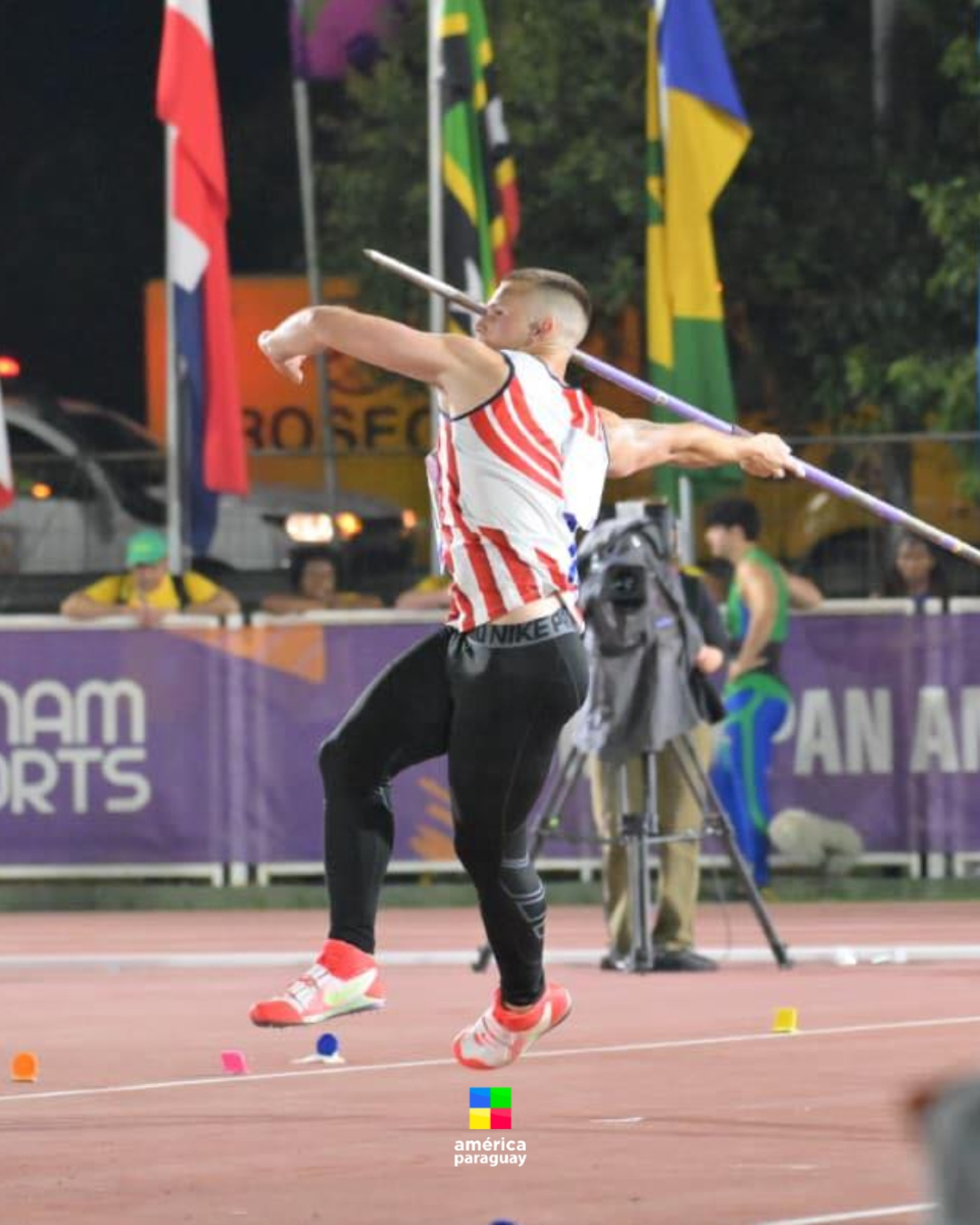 AmericaTVPy's tweet photo. 🤩 Orgullo paraguayo en ASU2025
🥇 Lars Anthony Flaming gana oro en Lanzamiento de Jabalina, establece Récord Panamericano Junior (81.56m) y asegura su lugar en los Juegos Panamericanos Lima 2027.
🔥 Es la 3ª medalla de oro y la 16ª en total para Paraguay.
#americatvpy #deportes #juegospanamericanosjunior #amerilovers