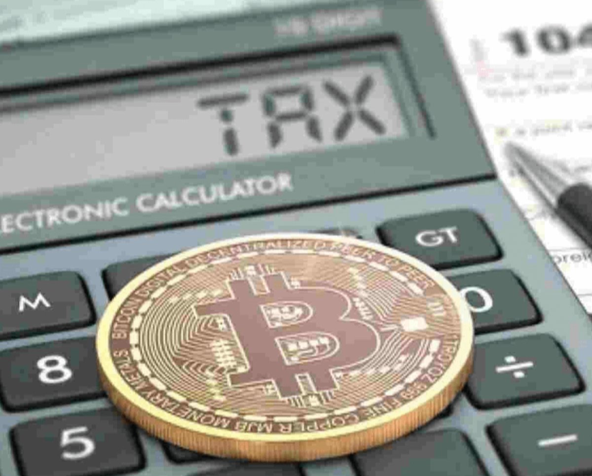 세금(TAX)이 표시된 계산기 위의 비트코인 동전