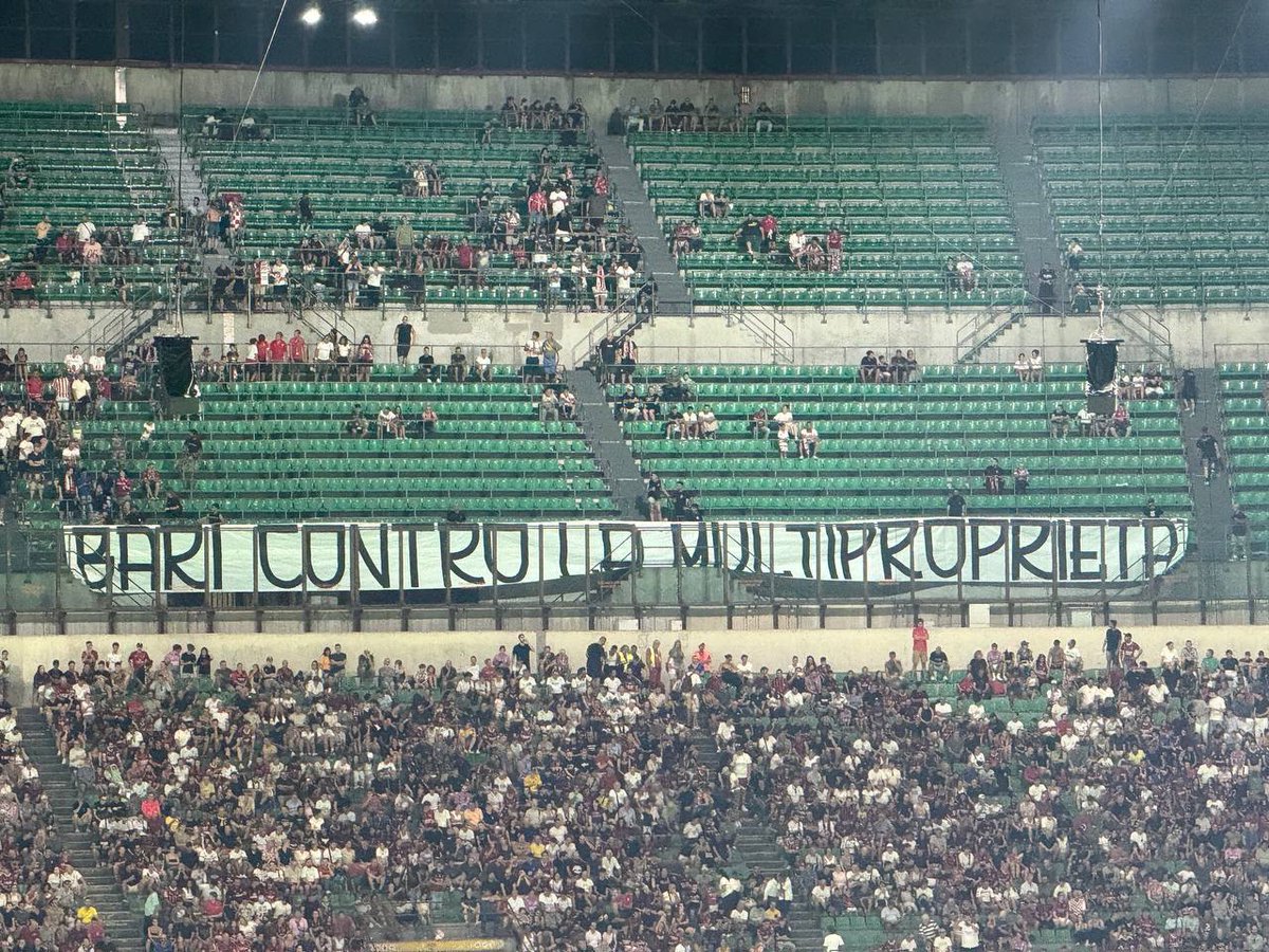 ispaitafutbolu's tweet photo. 🔥Bari taraftarları, Napoli ile aynı patronu paylaşan De Laurentiis'e isyan ediyor! 🇮🇹 İtalya, Bari'nin Serie B'de tutulduğunu düşünüyor, çünkü Serie A'ya çıkarsa satılacak. Cassano ve Ventura günlerini özleyen tifoseria öfkeli! 💪 #Bari #SerieB 
📷TG: GGlushkov https://t.co/hHl4eBZV9I