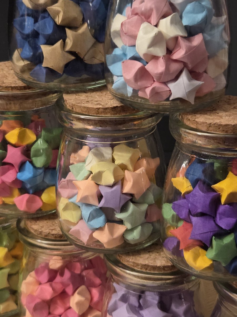 yeajeedraws's tweet photo. These jars of paper stars will be sold at my Anime NYC table (F12) from Aug 21st to 24th! More color variations will be available and each jar has 50 paper stars each.
#paperstar #origami #anyc https://t.co/DjYORo2lYG