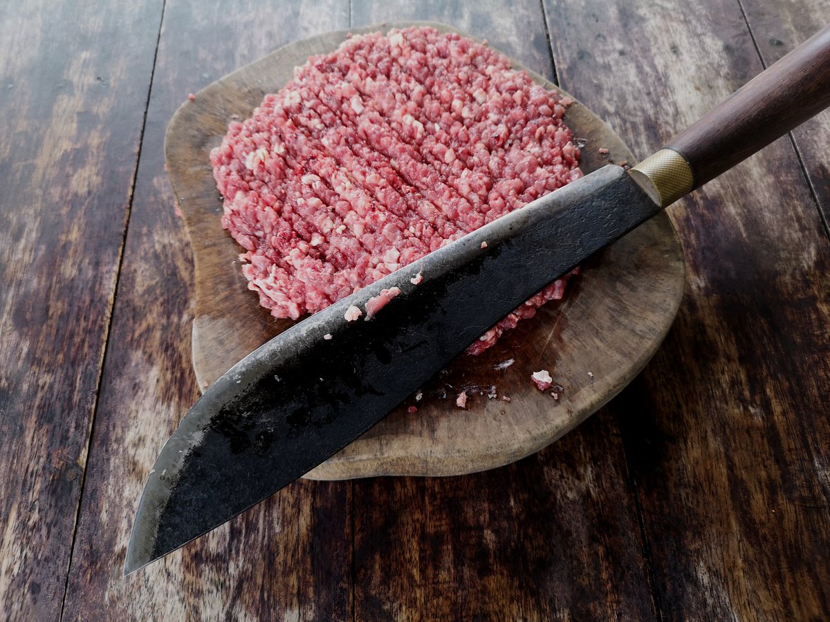 ถ้าเราเอามีดลาบไปสับเนื้อผัดกะเพรา มันจะผิดกฎองค์การมีดลาบแห่งประเทศไทยมั๊ยครับ 🙄