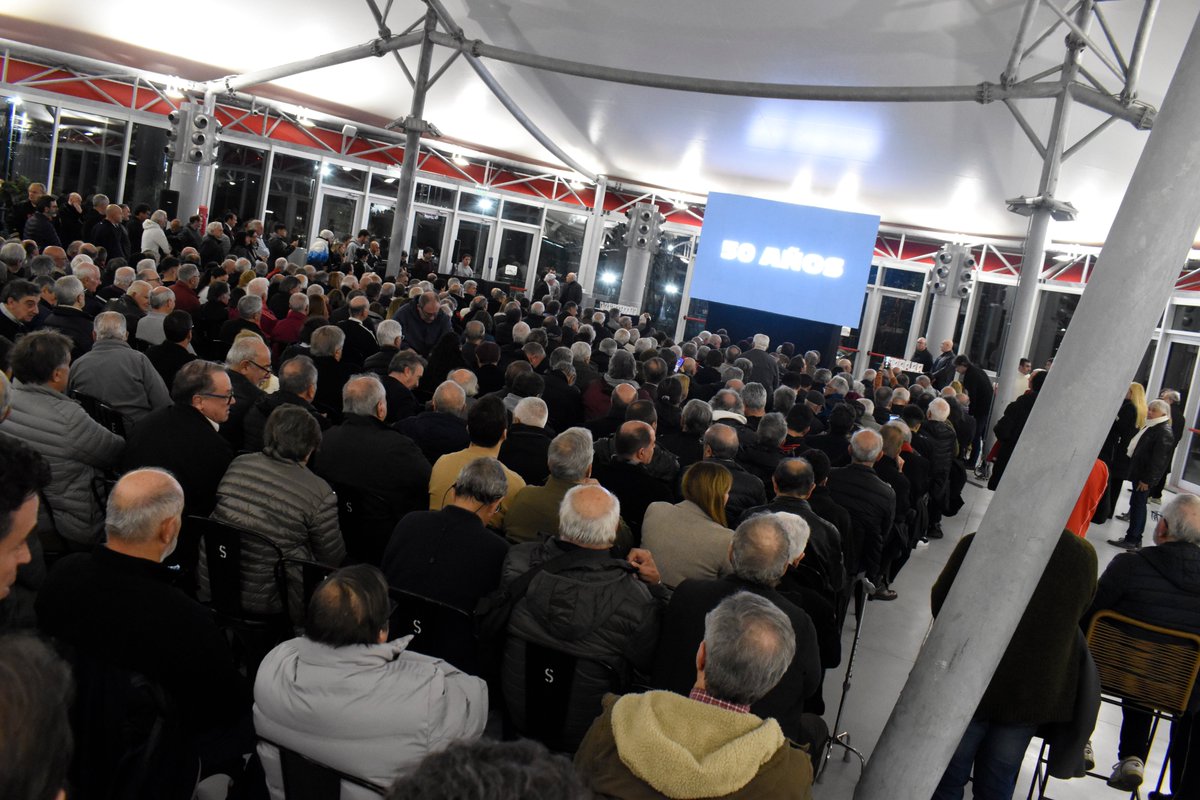 Héroes riverplatenses, desde 1975 y para siempre 🤍❤️🤍

A 50 años de su inolvidable título, el Club homenajeó a los campeones del Metropolitano 75. Estuvieron presentes los jugadores de aquel legendario equipo junto al Presidente <a href="/JorgeBrito/">Jorge Brito</a>, el Secretario General