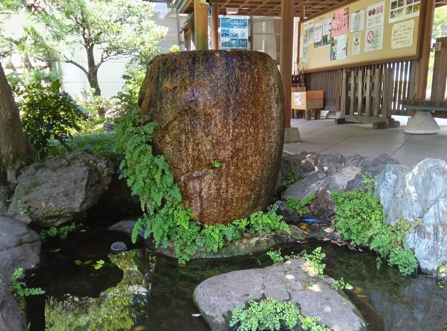 券売所横の水鉢と大正記念館南東の水鉢 どちらも摂津御影石のなつめ型