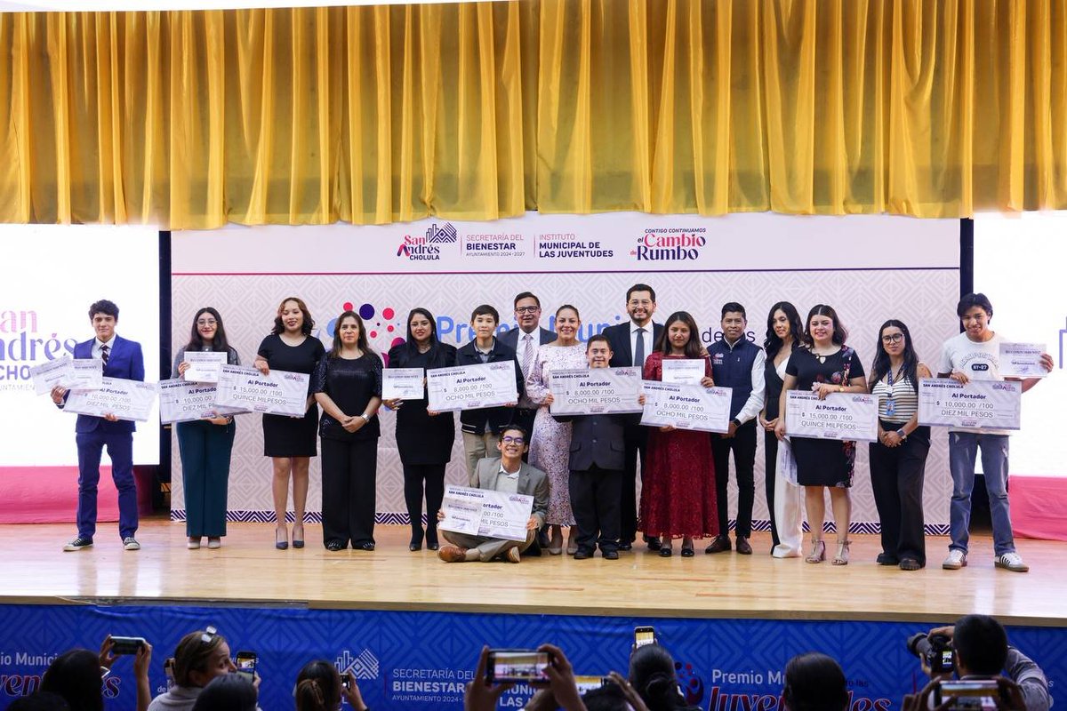 👏|| La alcaldesa de San Andrés Cholula reconoció a jóvenes en categorías artísticas, sociales y de emprendimiento.
Sigue la nota en...acortar.link/6e1pKk