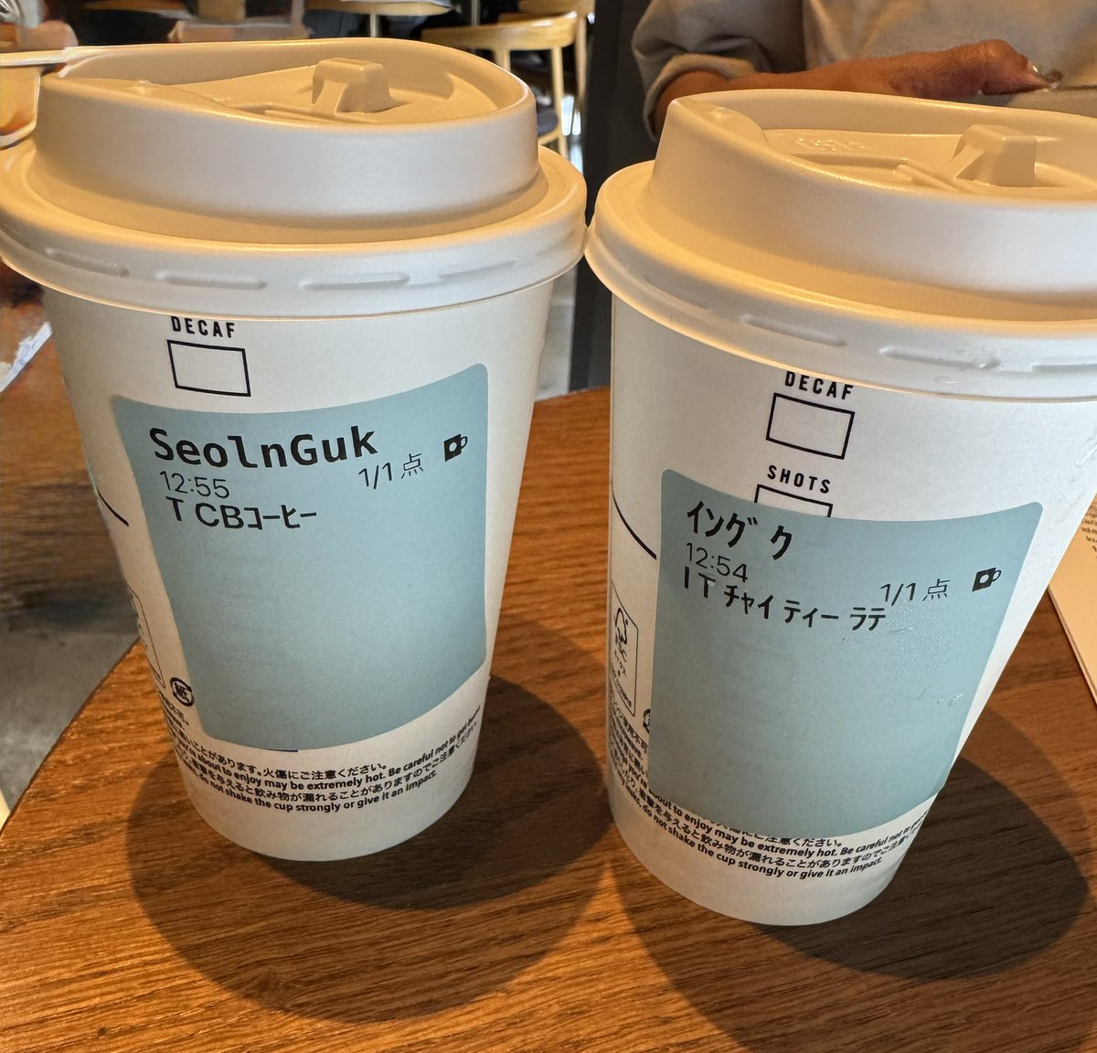 最近スタバで並ばずに席から注文できるスタイルめっちゃよい チングと