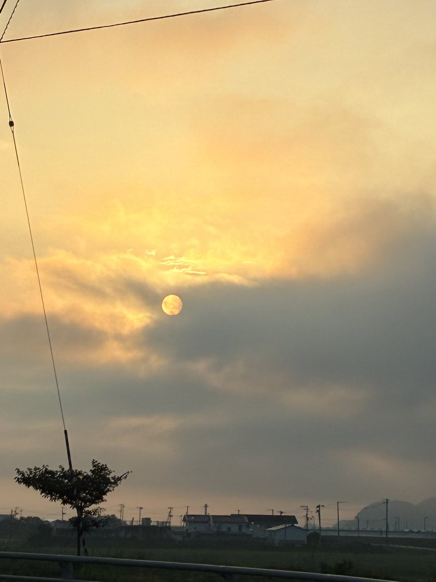 この写真を見て月と答える人太陽と答える人両方いると思います。
朝なのか夕方なのか。

同じもの見ても、発想は人によって変わる。

それが人間ですね。

正しさじゃなくて、色々な考えや意見があるという事を認め合う世の中が良い。