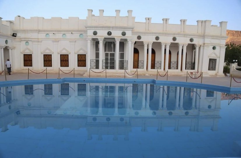 تصوروا  هذه مباني مدرستي المتوسطه في الستينات .
سيؤن حضرموت .