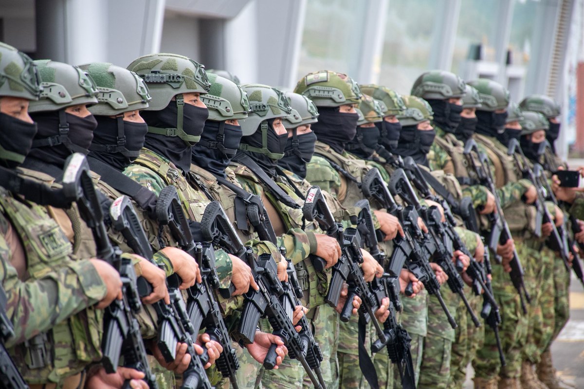 ElDatoEcua's tweet photo. #Urgente El presidente Daniel Noboa envía 180 soldados más a la provincia de El Oro para fortalecer el combate al narcotráfico, minería ilegal, tráfico de armas y crimen organizado. https://t.co/s7F3tF3wDz