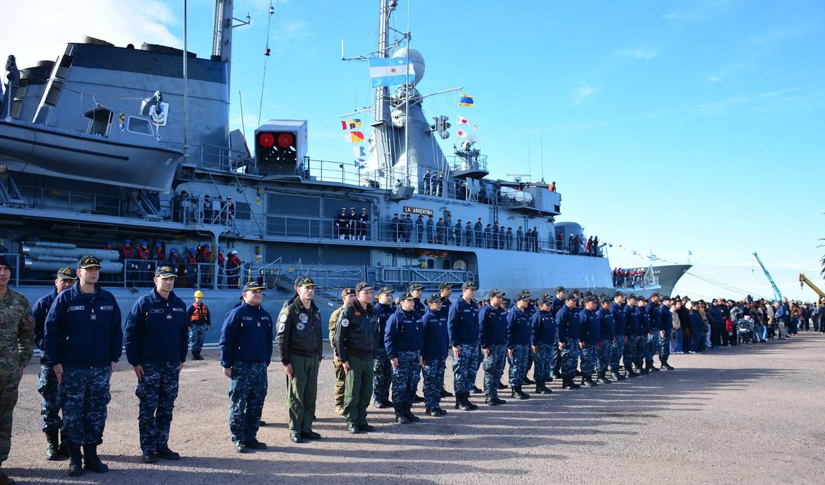 SA_Defensa's tweet image. 📍Puerto Belgrano, #Argentina (🇦🇷)

The @Armada_Arg frigate ARA La Argentina (D-11) has departed port en route to the #UnitedStates (🇺🇸) for exercise #UNITAS LXVI.

Equipped with a Fennec helicopter, she will be in the United States till October.