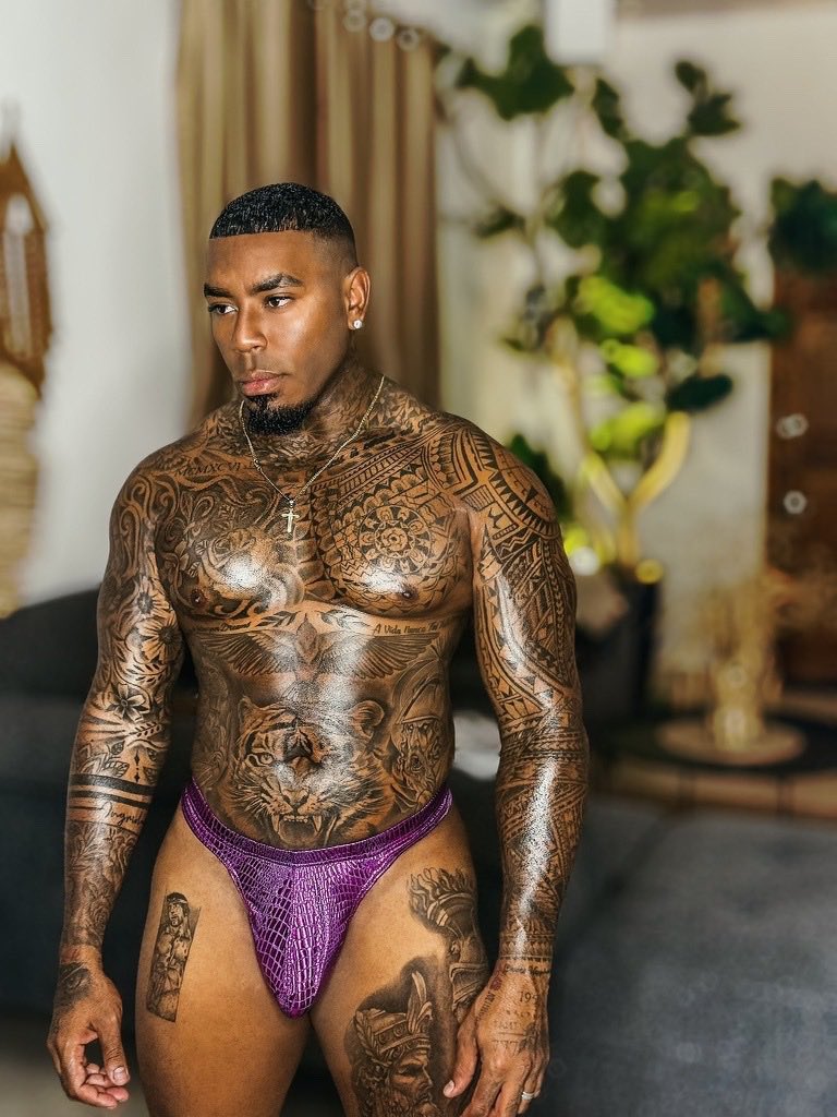 matureluv1's tweet photo. “Every mark tells a story… but the heat speaks louder. 🐅🔥”
#TattooRoyalty #InkAndDesire #SeductiveStrength #RoyalHeat #BoldAndBare #TemptationDefined https://t.co/THOxdEdhBG