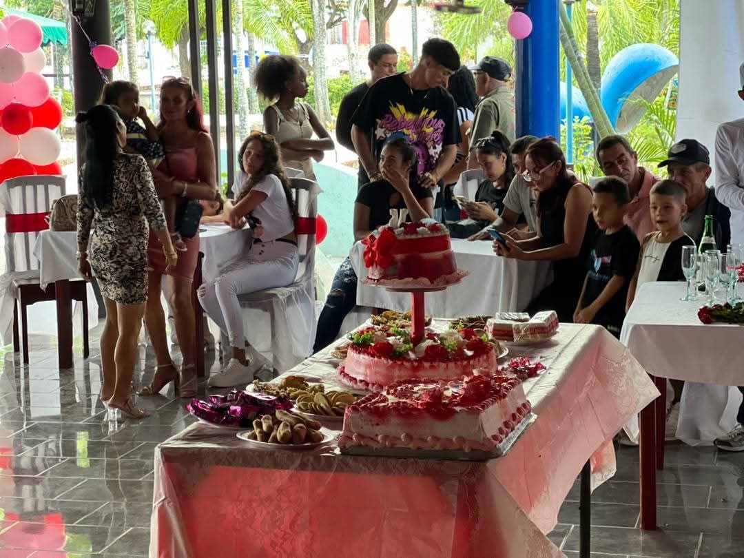 gecholguin's tweet image. Plaza 4 de abril " de la  #EPAG, lugar ideal  para celebrar y disfrutar un día inolvidable, sus  propuestas gastronómicas pensadas especialmente para festejar tus 15 primaveras.
#ComercioDelPueblo
 #VeranoSiempreJóvenes