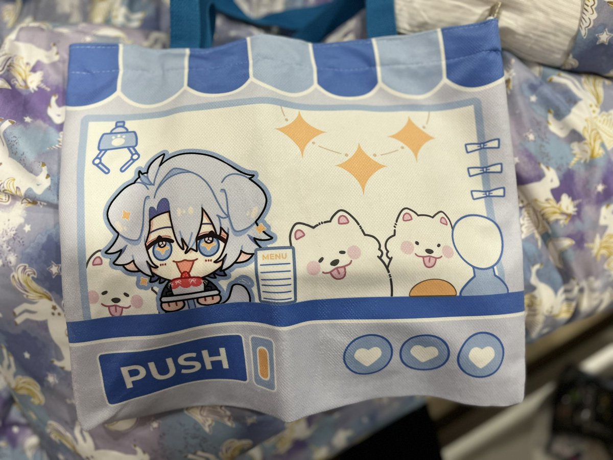 Ahhhh I’m so happy… I got my phainon tote bag from <a href="/shiyeVT/">Shiye♦️诗夜</a> 🥹. The material is so nice I keep touching it-