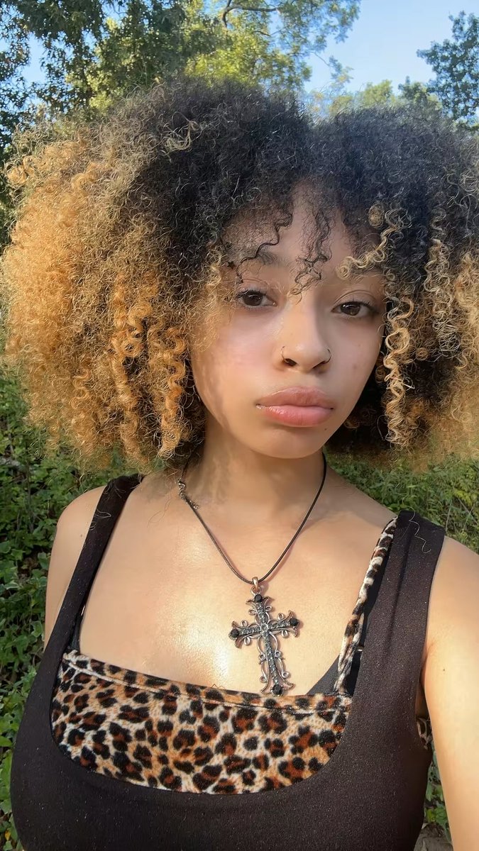 wheniminurarms's tweet image. can’t tell if i love or hate this idk im just moggin hard asf