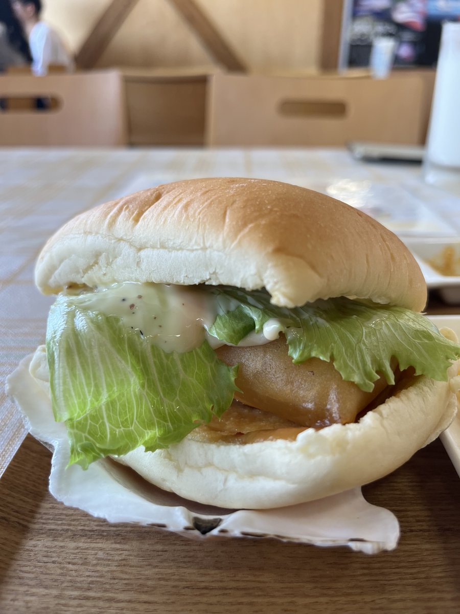 shiretokonemuro's tweet photo. 野付半島ネイチャーセンターに行った際には是非食べて欲しいのがジャンボホタテバーガー！
道産小麦、天然酵母と水ではなく別海牛乳を使用したバンズに、別海町産の大きなホタテを春巻きにくるんで揚げた逸品！別海町産の牛乳を飲みながら食べると最高です。 https://t.co/OUeEtPFaOt