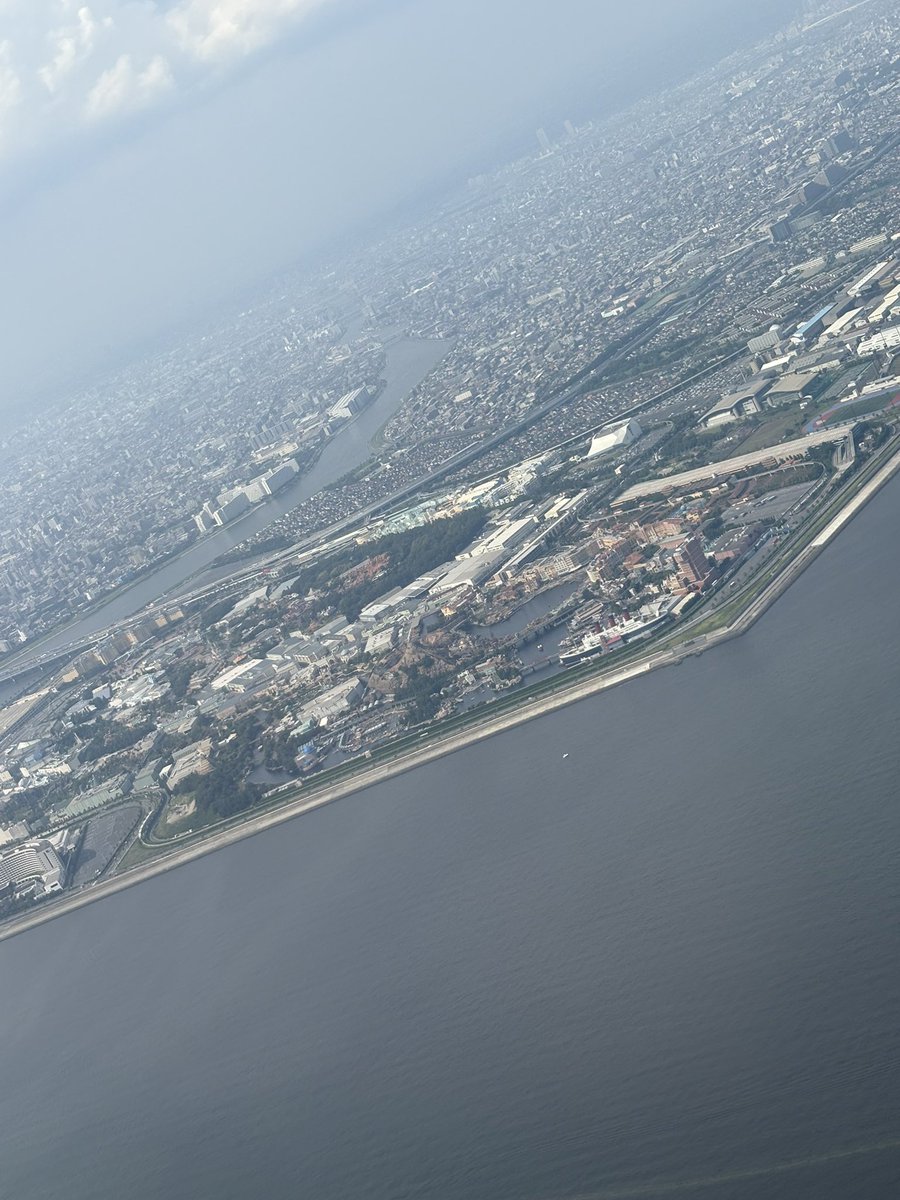 DKyhr's tweet photo. 上空から見た海と陸(ディズニーシー ランド) https://t.co/MOK6EFHYSy