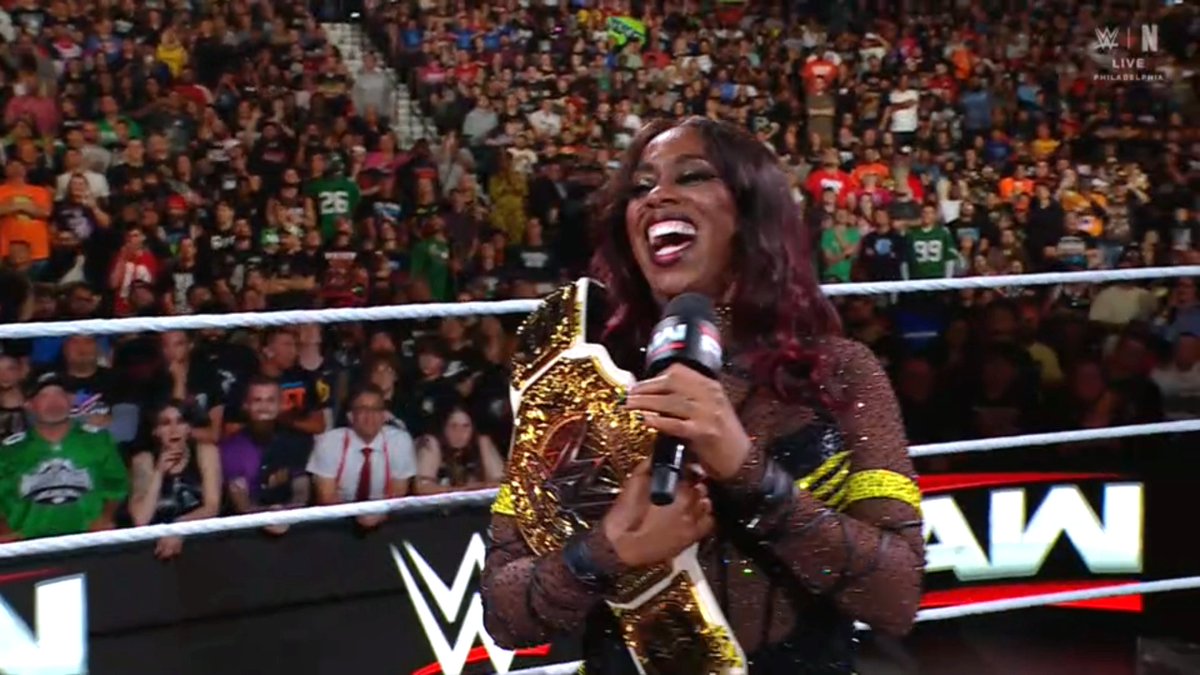 NAOMI!!!! She isn't giving up the title?!  HAHAHA what a HEEL move

#WWERaw