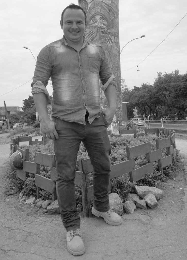 Es brutal la indiferencia. Asesinan a Erlery Velasco, un líder campesino que defendía el río Patía y la vida contra la minería depredadora, y el silencio es casi absoluto. Cuando matan a quienes incomodan al poder económico, no hay cámaras, no hay trending, no hay “defensores de