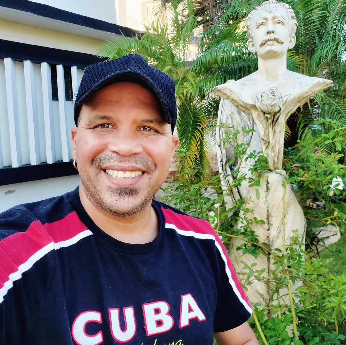 💢 Comienza una nueva semana, familia! 😍 
Feliz de despertar este lunes con el Apóstol en mi resguardo! ❤️ 
"...pongamos alrededor de la estrella, en la bandera nueva, esta fórmula del amor triunfante. Con todos y para el bien de todos. "
#Talismán #Cuba #JoséMartí #Musica