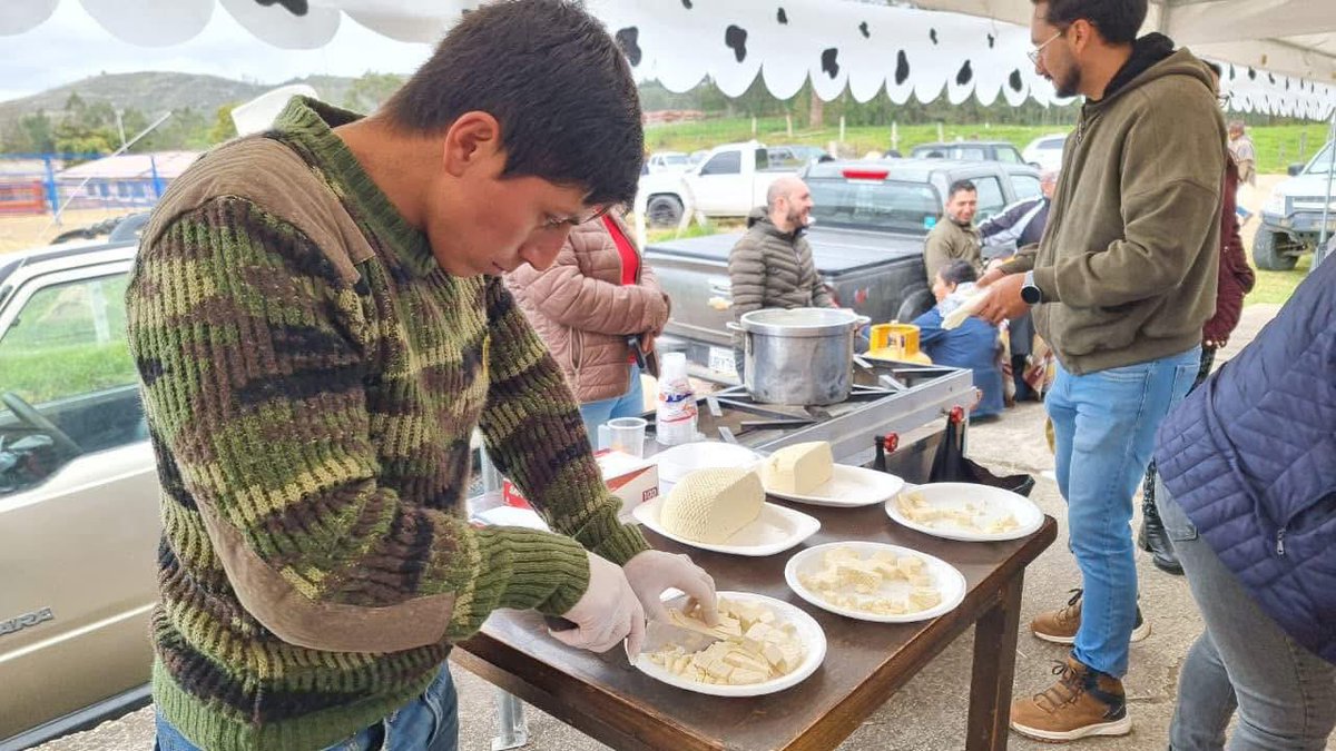 patricio_maldo's tweet photo. ¡Orgullosos de nuestras raíces y sabores! 🐄🥛
#Charqui vibró este fin de semana con la IV edición del Festival de la Leche y sus derivados.
Muchas familias disfrutaron de manjares, quesos, coladas y del quesillo más grande de la región.
¡Seguimos rescatando lo nuestro! https://t.co/mSLygV7Mx6