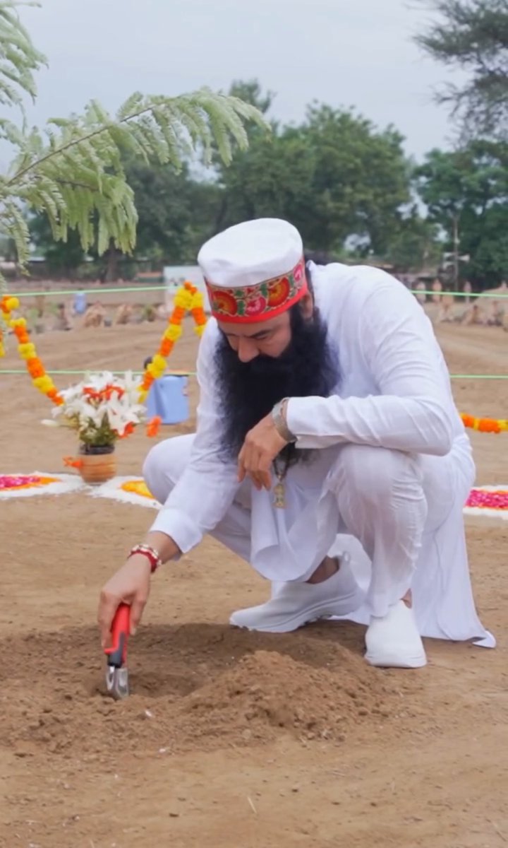 KanikaInGrace's tweet photo. 🌍 On #WorldHumanitarianDay, we gratefully recall the vision of Saint Dr MSG whose 170+ welfare works by Dera Sacha Sauda unite people beyond caste &amp; creed. Humanity is the greatest religion, and millions are spreading seva &amp; compassion worldwide. #WorldHumanitarianDay2025 ✨ https://t.co/Y4cVhGl2UB