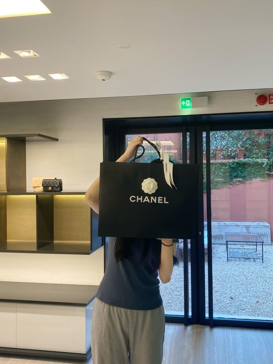 PlagensToy's tweet photo. 突然、自分もCHANELのバッグを買えるようになったことに気づき、気分がまるで大当たりを引いたようになりました！お財布はまた「空っぽ」になりそうだけど、この満足感は思わず笑顔になっちゃいます。生活の中の小さな幸せ、まさにこんな感じですね！👜✨ https://t.co/1l3A95z4Pw