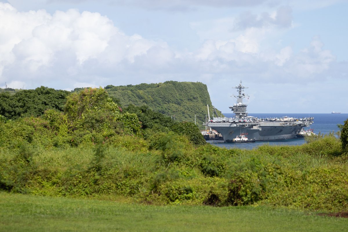 US7thFleet's tweet photo. Nimitz-class aircraft carrier USS George Washington, embarked Carrier Air Wing  5, and cruiser USS Robert Smalls arrived in Guam for a scheduled port visit August 17, while destroyer USS Shoup visits Saipan.

Read more: https://t.co/sj6xfohBor

#USNavy | #ForgedByTheSea https://t.co/QUIMrvH8fp