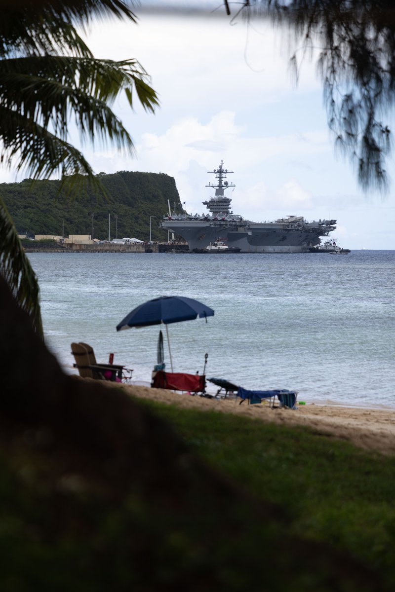 US7thFleet's tweet photo. Nimitz-class aircraft carrier USS George Washington, embarked Carrier Air Wing  5, and cruiser USS Robert Smalls arrived in Guam for a scheduled port visit August 17, while destroyer USS Shoup visits Saipan.

Read more: https://t.co/sj6xfohBor

#USNavy | #ForgedByTheSea https://t.co/QUIMrvH8fp