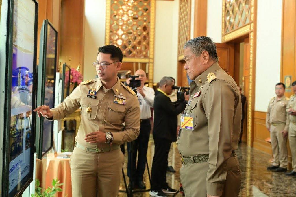 MOIThailand's tweet photo. องคมนตรี เปิดการประชุมขับเคลื่อน #แผนพัฒนาพื้นที่ 🏞 และโครงการอันเนื่องมาจากพระราชดำริ ปี 2568 📝 ร่วมกับ กปร. บูรณาการ #OnePlan มุ่งยกระดับคุณภาพชีวิต 🌱 #ประชาชน ตามแนวทาง #การพัฒนาที่ยั่งยืน
#พระราชดำริ #SDG #มหาดไทย
อ่านต่อที่ : https://t.co/kxuPgvo0Qu https://t.co/1rWf8AY6PS