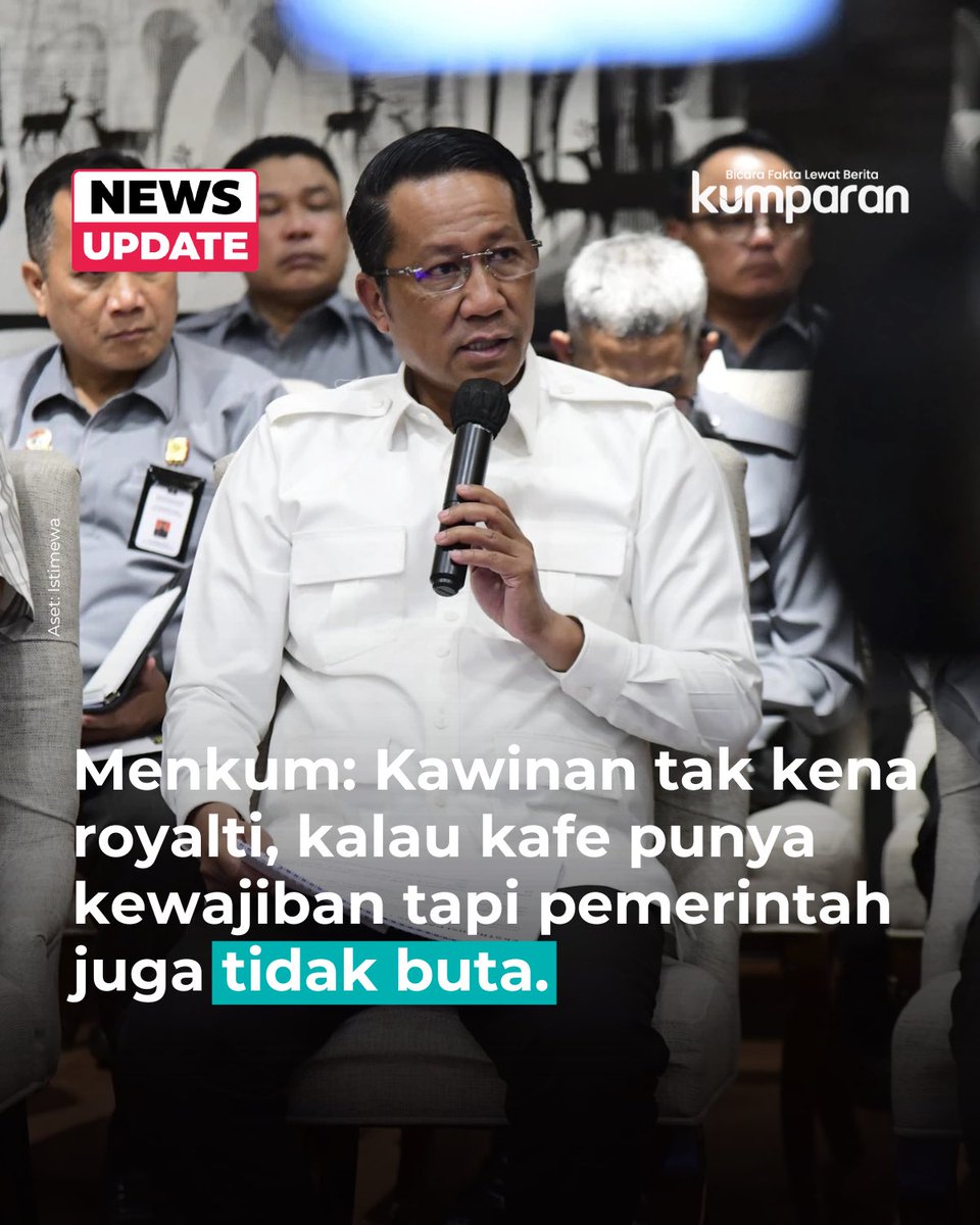 kumparan's tweet photo. Menteri Hukum Supratman Andi Agtas menegaskan acara kawinan bebas dari kewajiban membayar royalti karena tidak tergolong komersial. “Nggak ada, kalau kawinan enggak ada,” ujarnya di Kompleks Parlemen, Senayan, Senin (18/8).

Namun, pemutaran musik di kafe tetap wajib membayar royalti karena bersifat komersial. “Kalau kafe kan namanya, royalti itu kan buat mendengarkan sebuah karya cipta di tempat komersil. Dikomersialkan,” kata Supratman.

Ia menambahkan, Kemenkum akan melakukan audit terhadap Lembaga Manajemen Kolektif Nasional (LMKN) demi transparansi serta mencari sistem baru pemungutan royalti. Selain itu, pihaknya akan mengundang pelaku usaha untuk membicarakan persoalan ini.

“Saya minta LMKN-nya undang semua pelaku usaha. Tapi yang saya mau tegaskan bahwa satu, tidak boleh membebani UMKM terutama. Itu yang paling penting,” tandas Supratman.

📸: Dok. Istimewa.

Follow WhatsApp Channel kumparan untuk dapat Informasi terpercaya dikirim langsung ke WhatsApp kamu. Ketik https://t.co/LTFgN0m78w di browser kamu sekarang, agar bisa share informasi tanpa ragu. 

#newsupdate #update #news #oneliner #royalti #musik #kafe #royaltimusik #lmkn #info #infoterkini #berita #beritaterkini #bicarafaktalewatberita #kumparan