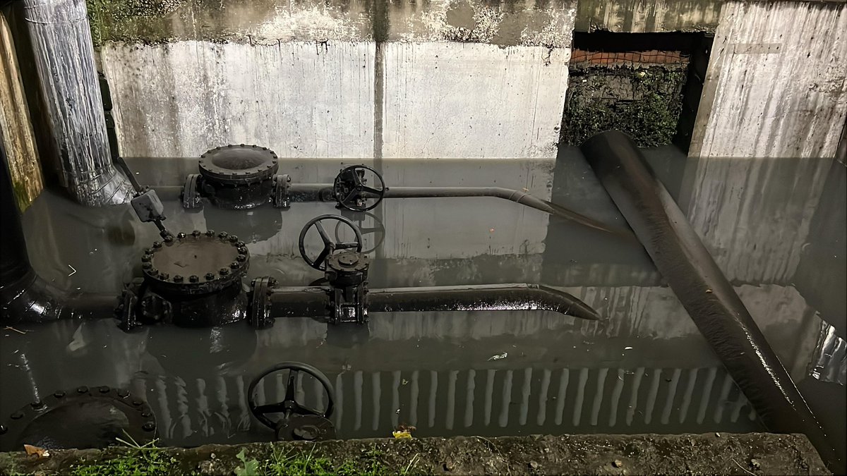 Nuestro equipo de operación hidráulica continua brindando atención en Av. Gustavo Baz. 📍

Seguimos con labores de desazolve con vactor y limpiezas manuales para mitigar encharcamientos además de mantener en operación el cárcamo, clave para el desalojo del #agua pluvial.