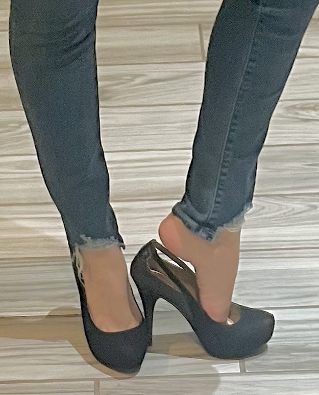 SolesWideOpen's tweet photo. @FeetFinder Careful… these toes have a way of bankrupting hearts. 💋👣#feetfetısh #openandhonest https://t.co/M8wjWc20P2