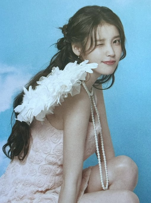 iujieuniee's tweet photo. THE POSE?! THE FIT?! THE WINK!?!?!?!?! DAMN IU 🥵🥵🥵 https://t.co/W7OkL39V3L