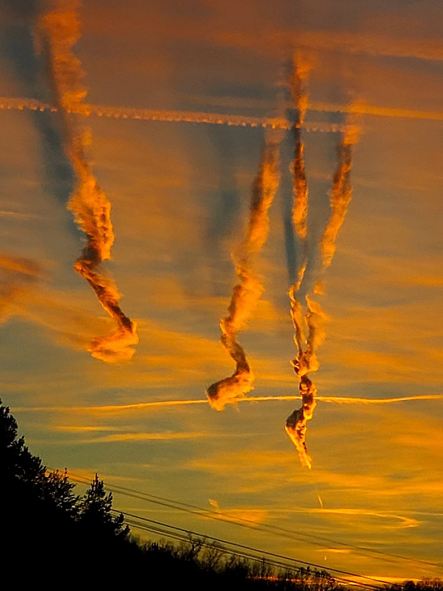 Silent signals from beyond. #viral #sky #capture #CaughtYourEye #skyphenomenon #mystery