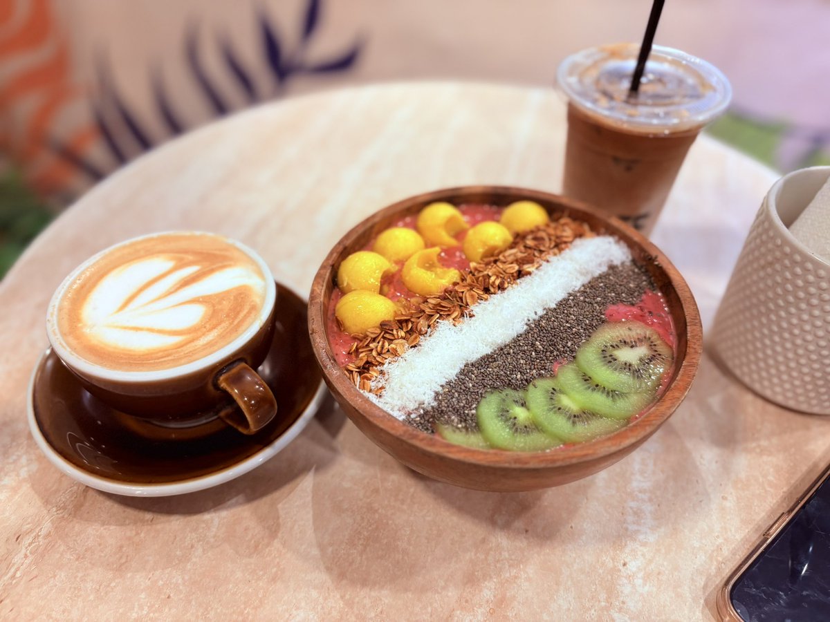 coconiiruyo2020's tweet photo. 『🥝』
#現実逃避
#夏の思い出
#cebu
#COOEE
#アサイーボウル
とりあえず、
美味しい休憩で。
🥝🍓🫐🍌🥭🍋
👋🤤 https://t.co/NE0EzjmciC