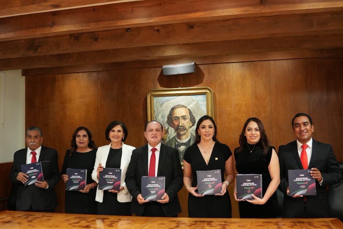 Servir es un privilegio y para mí ha sido un honor poder hacerlo como presidenta de la mesa directiva. 

Cumplimos y entregamos el Informe Legislativo del Primer Año del Grupo Parlamentario del PRI. 🙌🏻🤝🏻✨