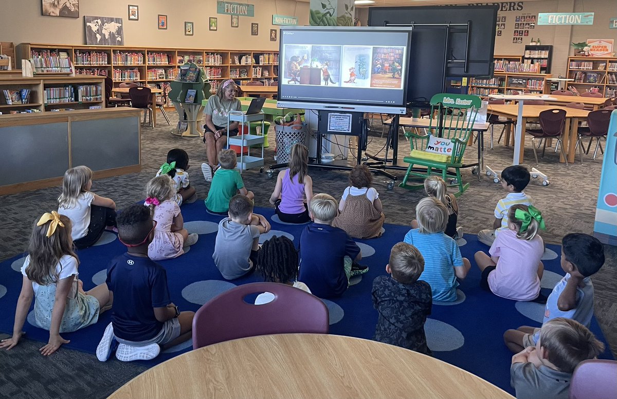 MrsKinnisonDUE's tweet image. Look at these engaged listeners!! We ❤️ library time with Mrs. Kastner!! 💚💛@DuelloLibrary #WeAreDuello @DUE_Principal