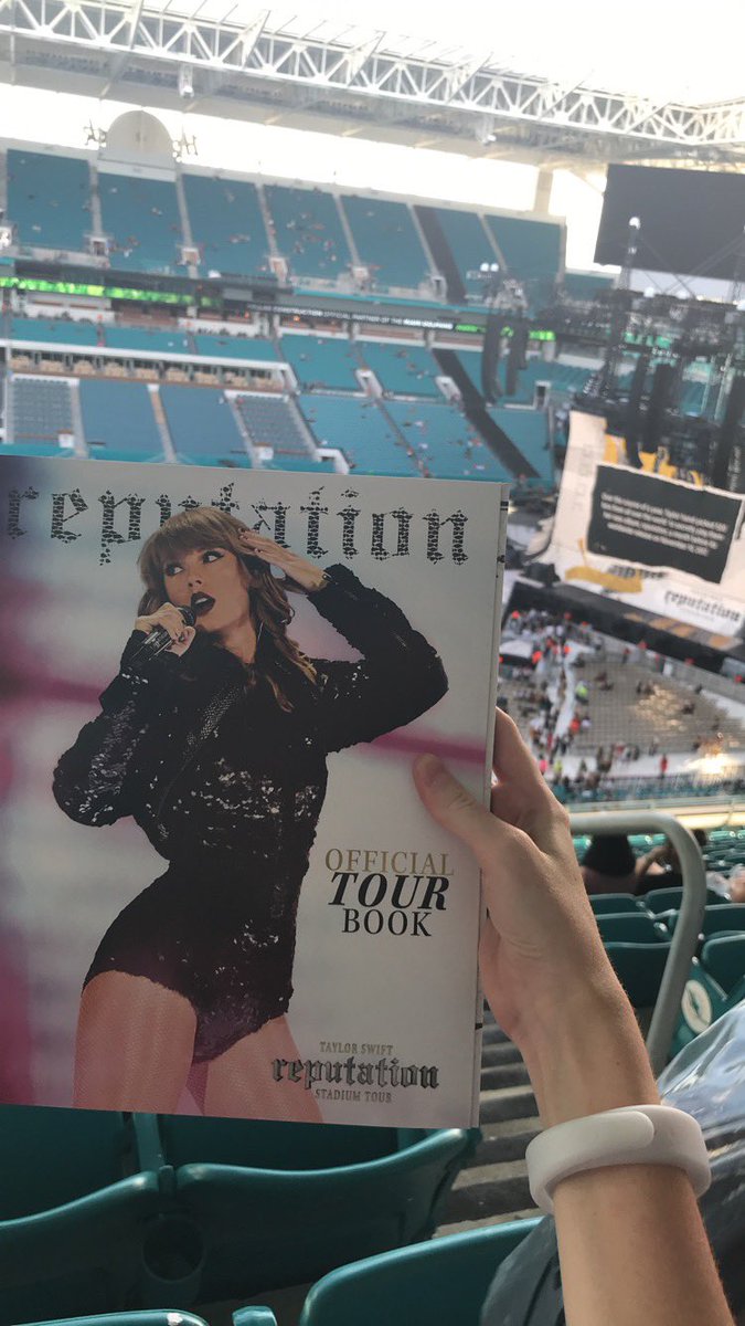 dreamyevermore's tweet photo. everybody moved on, i stayed there… 7 years ago today 🖤 #reptourMiami https://t.co/4AuoUUHzTM