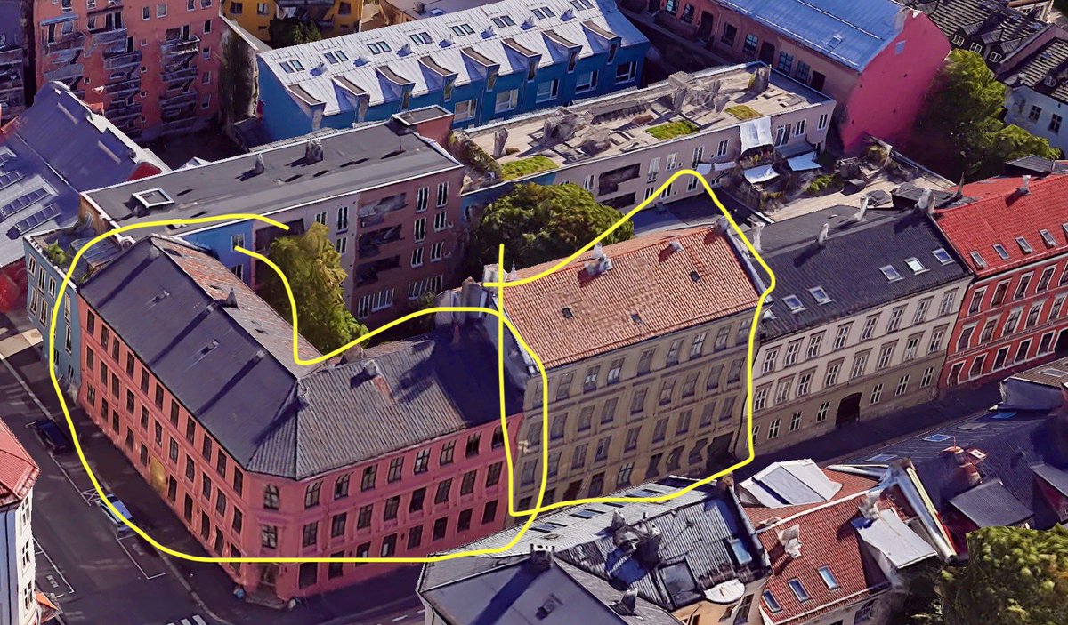 What is going on with the geometry of the new suburban SFHs

nice thing about building into a perimeter wall is that you can just do a basic box or corner building, and it looks fine.