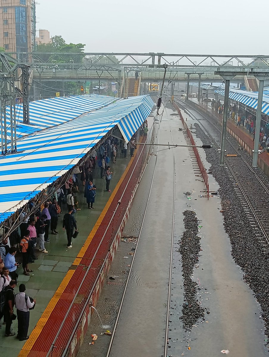 ITS_NICK_13's tweet photo. Thane plt 4 at 7 50 

@TMCaTweetAway @Mumbai 

#ThaneRains #MumbaiRains 
#RedAlert https://t.co/Cq0MEE8eG5