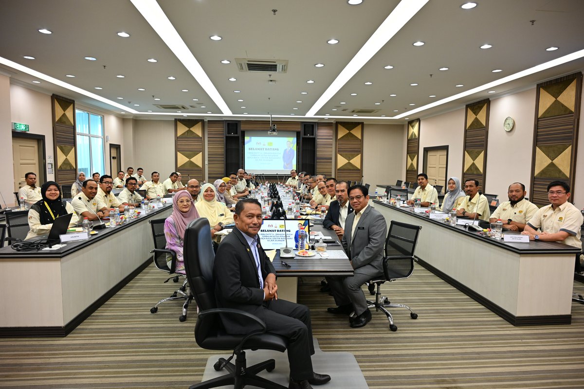 JKR Selangor (@jkrselangor) on Twitter photo Shah Alam,18 Ogos 2025-Telah berlangsung Mesy. Pemantauan Projek Sektor Bangunan Bersama JKR Selangor yang dipengerusikan oleh TKPKR (Sektor Bangunan) YBhg. Dato' Ir. Ibrahim bin Esa
Laporan penuh..facebook.com/share/1Cd6QuTp…
<a href="/Irshukriishak/">Ir. Shukri Bin Ishak</a> <a href="/IPJKR_Official/">JKR Malaysia Rasmi</a> <a href="/moworksmy/">Kementerian Kerja Raya Malaysia</a> <a href="/TkpkrBangunan/">PEJABAT TKPKR (Sektor Bangunan)</a> Shah Alam,18 Ogos 2025-Telah berlangsung Mesy. Pemantauan Projek Sektor Bangunan Bersama JKR Selangor yang dipengerusikan oleh TKPKR (Sektor Bangunan) YBhg. Dato' Ir. Ibrahim bin Esa
Laporan penuh..facebook.com/share/1Cd6QuTp…
<a href="/Irshukriishak/">Ir. Shukri Bin Ishak</a> <a href="/IPJKR_Official/">JKR Malaysia Rasmi</a> <a href="/moworksmy/">Kementerian Kerja Raya Malaysia</a> <a href="/TkpkrBangunan/">PEJABAT TKPKR (Sektor Bangunan)</a>