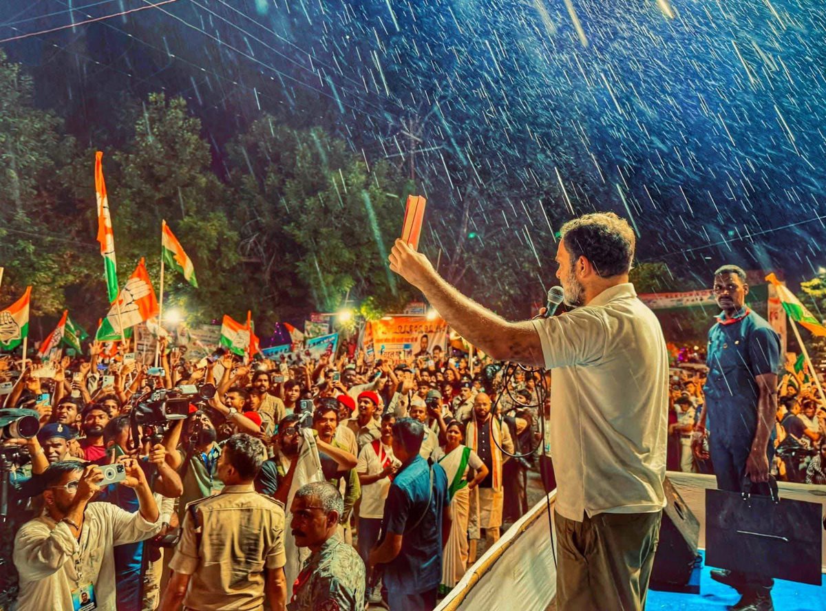 ना डरेंगे आंधी और तूफान से।
गांधी का देश है, लड़ेंगे हर बेईमान से।
<a href="/RahulGandhi/">Rahul Gandhi</a>

#VoterAdhikarYatra 
#StopVoteChori