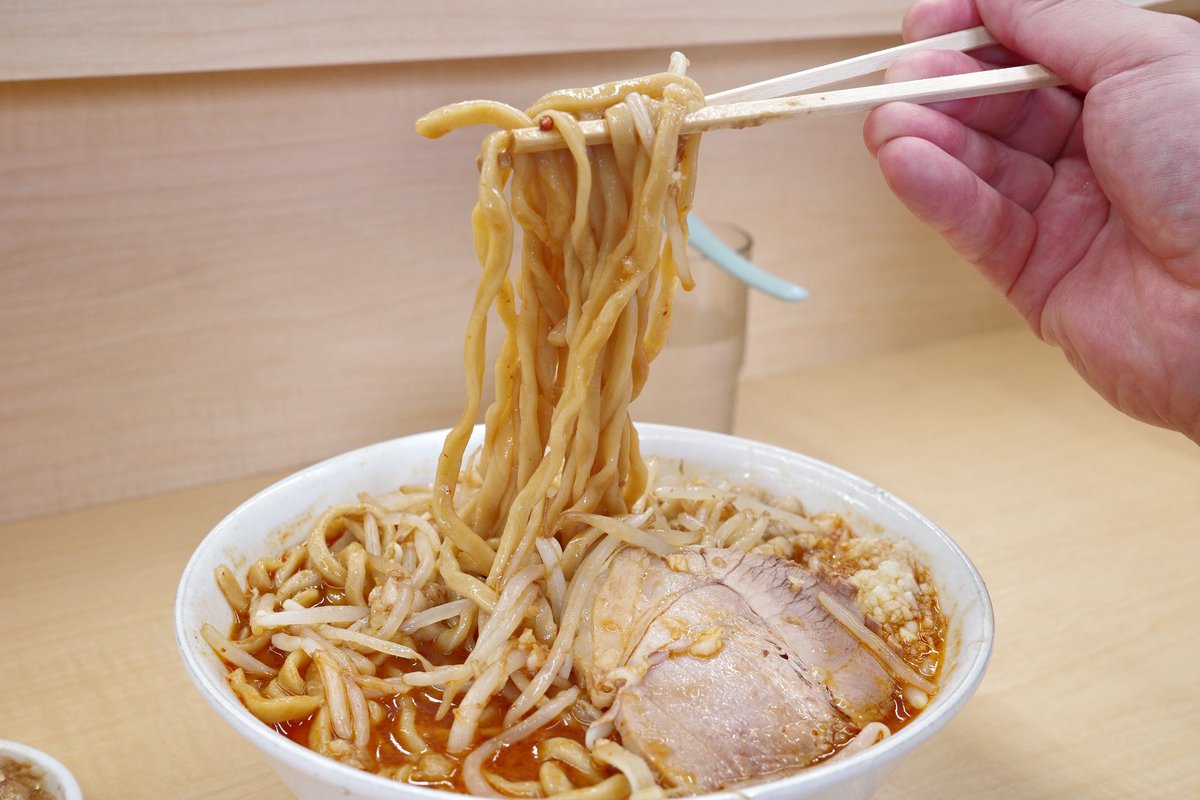 ラーメン荘
おもしろい方へ 池田店
ラーメン(300g)&amp;昼限定味噌
全増し

お隣のコーヒー屋さんから漂う
深煎り豆のロースト香を吸い込み
ながらの外待ち

連休で枯渇した五臓六腑に
深々とささる味噌

半月ぶりにしみわたる一杯
今日もごちそうさまでした！