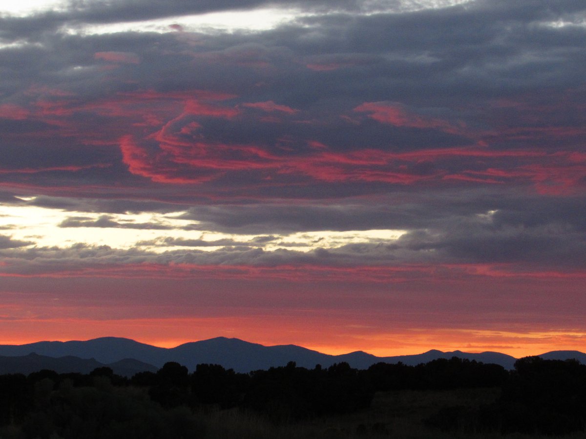 sfpl's tweet image. #SantaFeNM #SkyPainting #MonsoonSunset