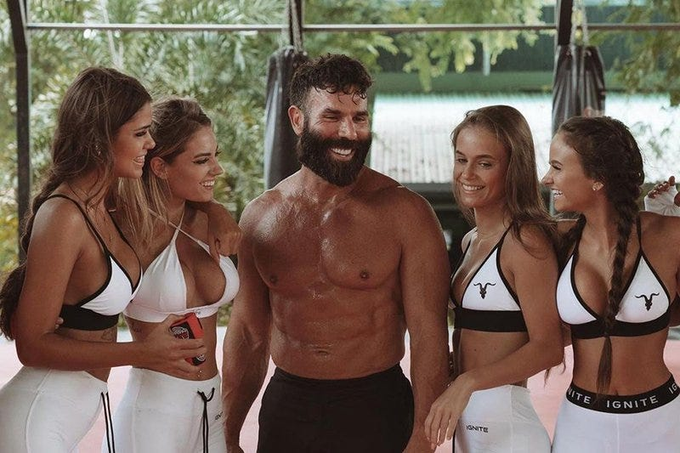 Este es Dan Bilzerian.

Entrenó durante 500 días antes de abandonar los Navy SEALS. Ganó MILLONES en póquer de alto riesgo.

Uno de los chicos más controvertidos de los últimos 10 años.

Pero su loca historia esconde mucho más de lo que deja entrever...