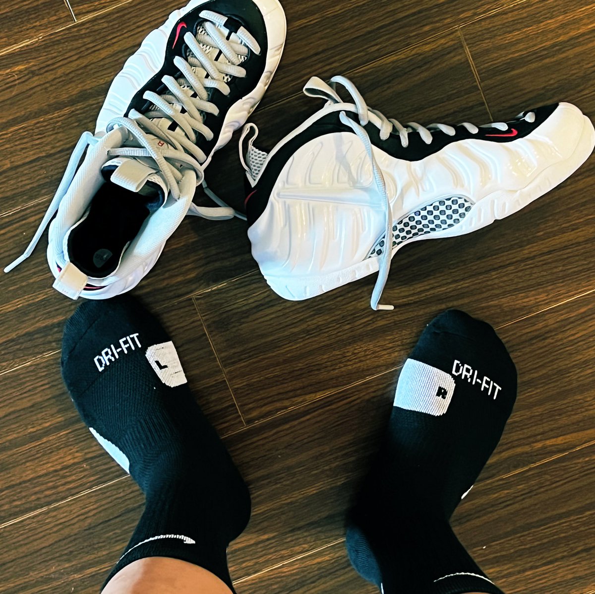 Dong1SS's tweet photo. 夏天穿喷泡 黑袜能当R了 https://t.co/4rQYx7G2TG
